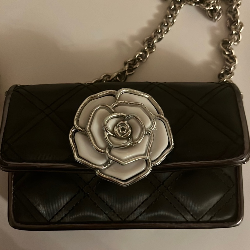 Jacobs Marc Jacobs White Resin Flower Quilted Crossbody Chain Bag.